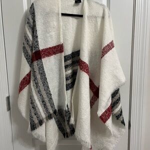 V. FRAAS Elegant Cream Shawl